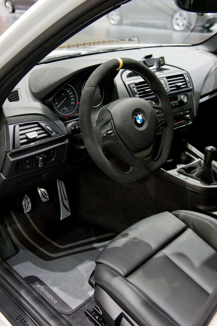  BMW 1-Series Performance 2012 года  (фото 3 из 3)